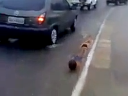 un grupo de ninos usan las calles inundadas para divertirse un grupo de ninos usan las calles inundadas para divertirse