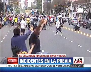 Incidentes entre hinchas de River y la caravana de Boca