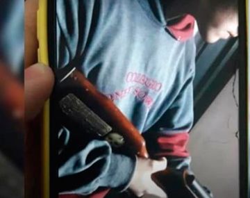 Un adolescente mostró armas para asustar a sus compañeros de curso