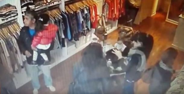 Descubren a un mechero que roba con una nena a upa