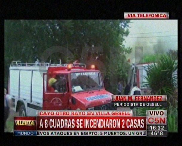 El momento del incendio en una vivienda tras caer un rayo