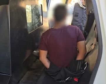 El delincuente está acusado de robar pertenencias del interior de un auto.