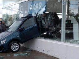 Puso en marcha un 0KM en una concesionaria, el auto estaba sin freno y salió por la vidriera