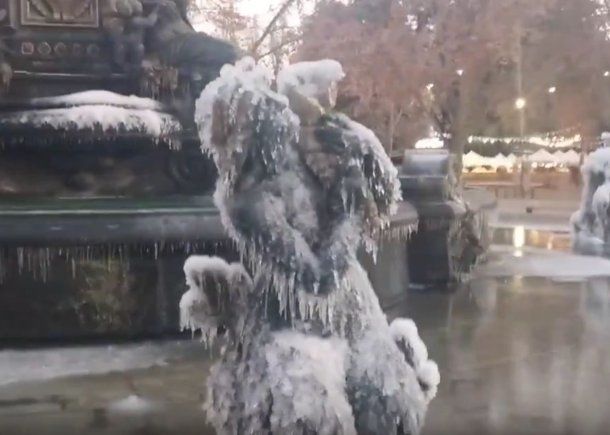 Se congeló la fuente de la plaza General San Martín (Video:@MATIPASCUALETTI)
