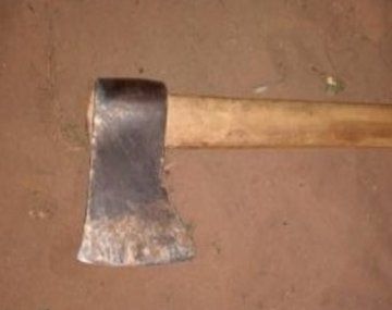 Terrible: se cayó de la moto y el hacha que llevaba prácticamente lo decapitó