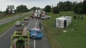 volco un micro en la ruta 2: hay un muerto y unos 28 heridos volco un micro en la ruta 2: hay un muerto y unos 28 heridos