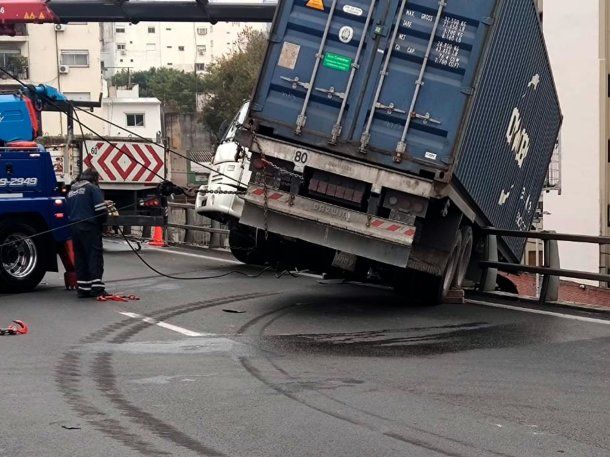 Un camión quedó colgado en la autopista 25 de Mayo