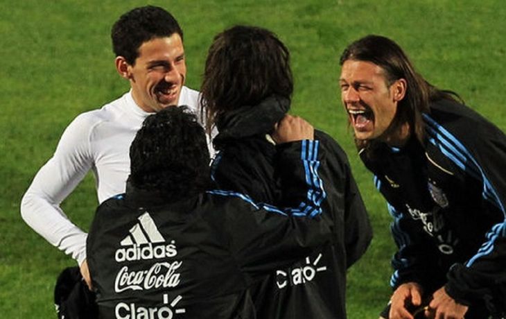 Garcé y Maradona junto a Demichelis y Maxi Rodríguez durante una práctica