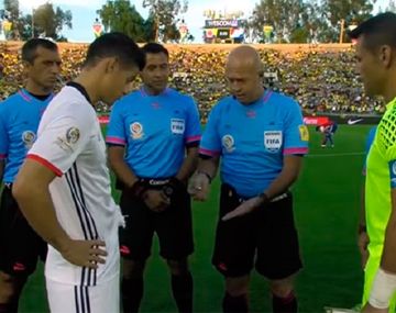 Insólito: la moneda cayó parada en el sorteo de Colombia vs. Paraguay
