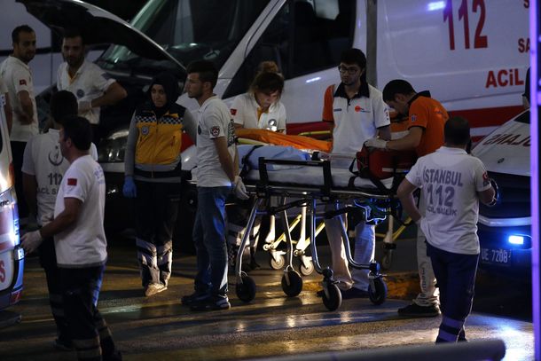 Suspenden todos los vuelos en el aeropuerto de Estambul tras el atentado
