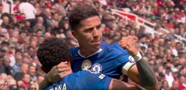 Enzo Fernández silenció Anfield con un golazo de tiro libre para Chelsea ante Liverpool