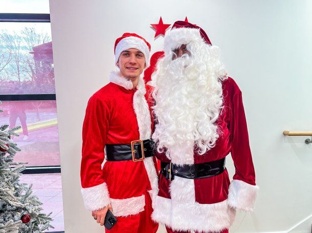 Nicolás Domínguez llegó a la práctica del Nottingham Forest disfrazado de Papa Noel