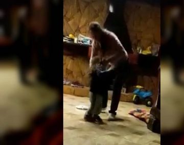 Imputaron por tentativa de homicidio a la mujer filmada pegándole a su hijo de 2 años