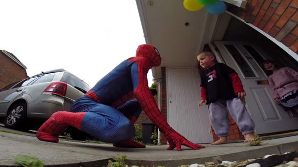 Se disfraza de Spiderman para sorprender a su hijo de 5 años con tumor cerebral
