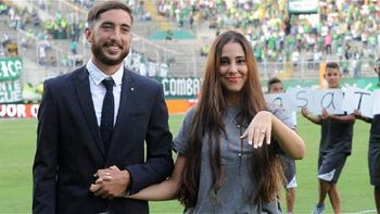 de los que no quedan: un jugador le pidio matrimonio a su novia en plena cancha de los que no quedan: un jugador le pidio matrimonio a su novia en plena cancha