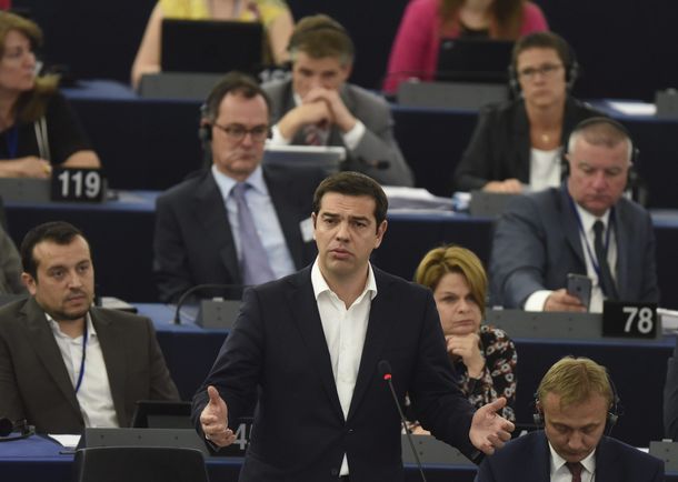 Diputados griegos aprueban el tercer rescate, pero Tsipras queda debilitado