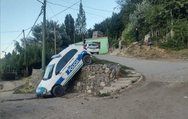 Esquel: un patrullero cayó por una pendiente
