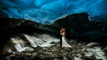una pareja de alpinistas remo y escalo para hacer sus fotos de boda una pareja de alpinistas remo y escalo para hacer sus fotos de boda