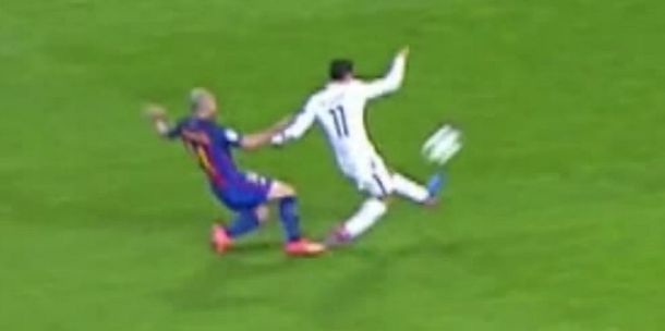 El momento en el que Mascherano desestabiliza a Di María. Era penal y expulsión