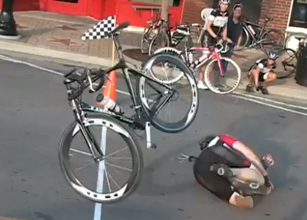 VIDEO: Se cae de la bicicleta y cruza la línea de llegada