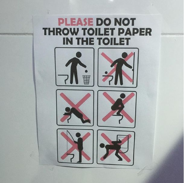 Prohibido pescar: el extraño cartel en los baños de los Juegos Olímpicos