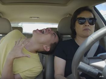 Paciencia de una mamá mientras su hijo baila y canta