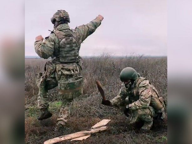 En medio del horror de la guerra, soldados de Ucrania bailan y ya son estrellas de TikTok