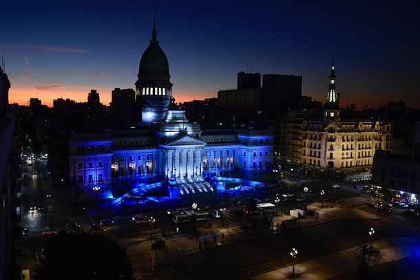 Cristina Kirchner posteó fotos del Congreso iluminado de celeste y blanco