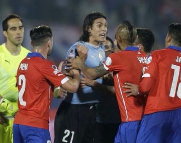 Un dedo y algo más: la otra incitación de Jara que desató la ira de Cavani