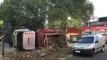 El camión volcó en Juan B. Justo y Trelles El camión volcó en Juan B. Justo y Trelles