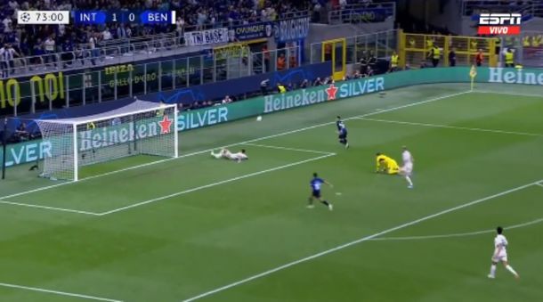 Mano a mano entre campeones: Otamendi le sacó una pelota en la linea a Lautaro Martínez