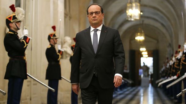 Hollande llega a Argentina y homenajea a víctimas francesas de la dictadura