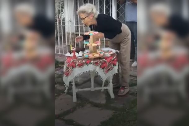 Cumplió 84 años y sus vecinos le festejaron en la calle con barbijos y conservando las distancias