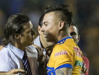 VIDEO: Almeyda casi termina a las trompadas con un delantero chileno