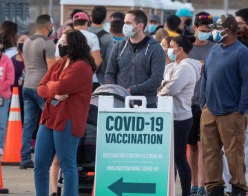 Una importante empresa de Estados Unidos echó a empleados por ir a trabajar sin vacunarse: ¿puede pasar en la Argentina?