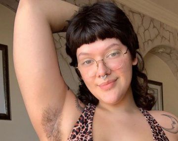 Una joven gana millones mostrando sus axilas sin depilar en OnlyFans
