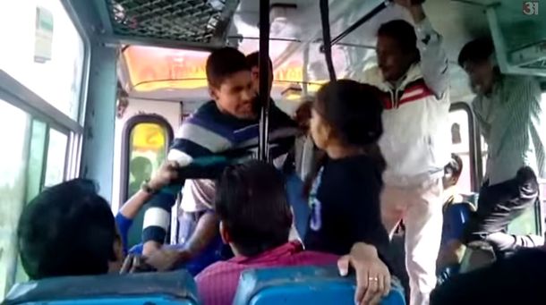 Dos mujeres reaccionaron y atacaron a sus acosadores en un colectivo: mirá el video