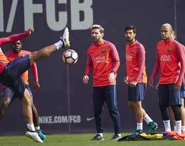 Messi entrena con el Barcelona tras recuperarse del desgarro.