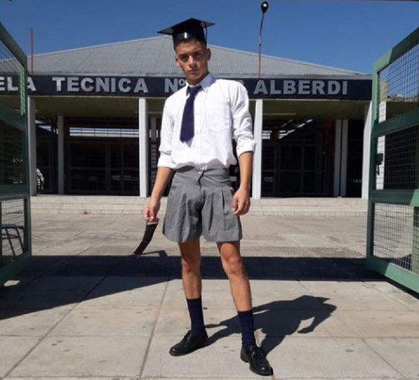 Fue a recibir su diploma y lo discriminaron porque usaba pollera