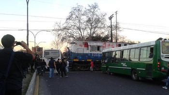 un tren carguero choco contra un colectivo en retiro: hubo tres heridos un tren carguero choco contra un colectivo en retiro: hubo tres heridos