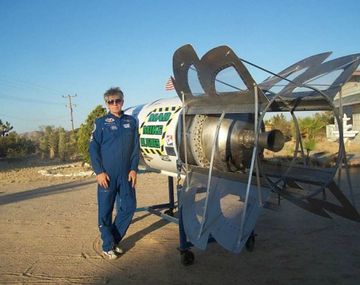 Hughes dice que la Tierra es plana y piensa probarlo