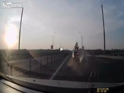 Mirá la increíble acrobacia de un motoquero que logró salvarse de un choque