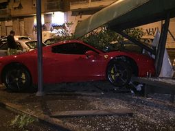 un jugador de la seleccion uruguaya choco su ferrari en italia: estaba borracho un jugador de la seleccion uruguaya choco su ferrari en italia: estaba borracho