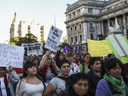 una multitud en el congreso y otros puntos del pais pide #niunamenos una multitud en el congreso y otros puntos del pais pide #niunamenos
