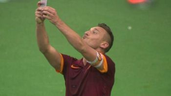interminable: totti fue figura y lo festejo con una selfie mundial interminable: totti fue figura y lo festejo con una selfie mundial
