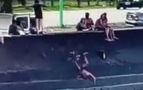 Lo chocó una camioneta que iba marcha atrás y cayó al río: no se mató de milagro