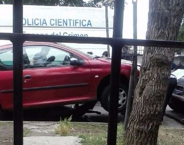 El auto con el que atropelló y arrastró por más de un kilómetro a la víctima