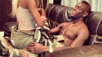 tras apostarla, ahora balotelli se peleo con su novia tras apostarla, ahora balotelli se peleo con su novia