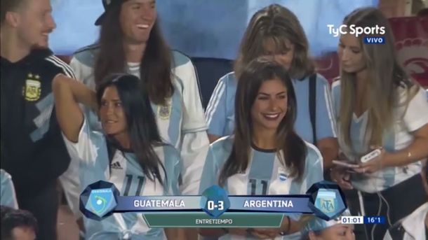 Carolina Baldini se robó todas las miradas en el debut de su hijo Gio Simeone en la Selección