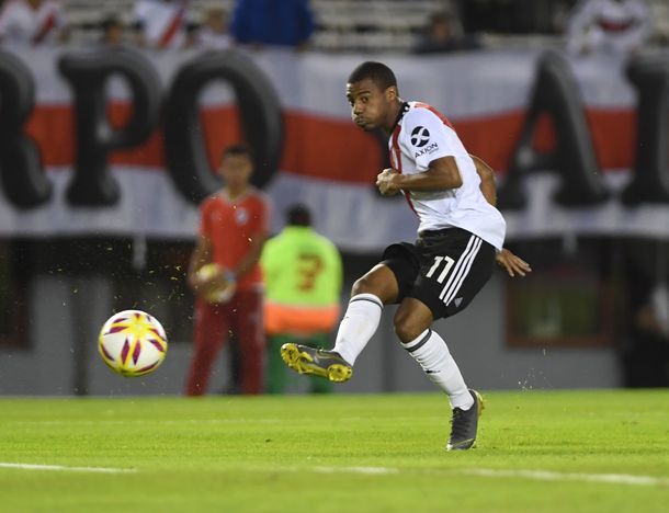 Con un triplete de De La Cruz, River aplastó a Aldosivi y avanzó a cuartos de final